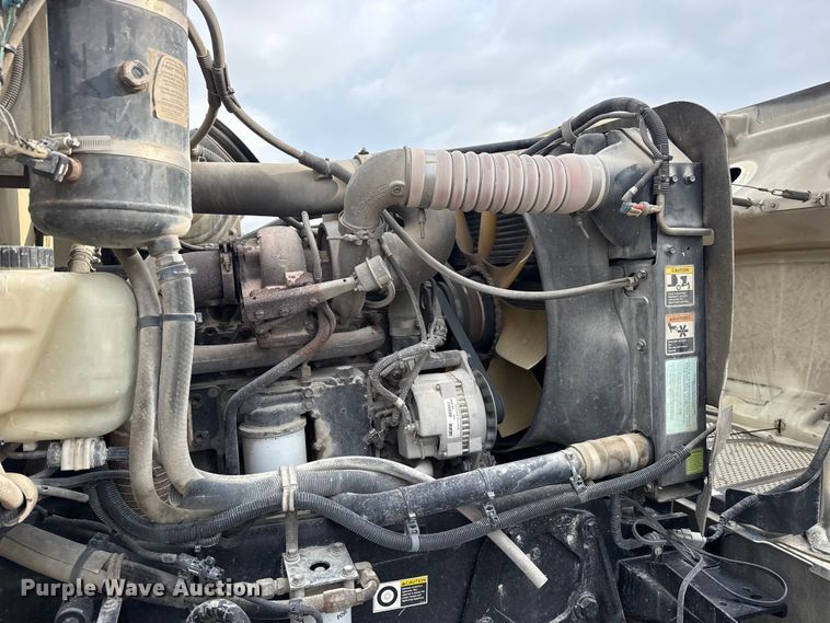 image for item DO8467 2006 Peterbilt 335 crane truck