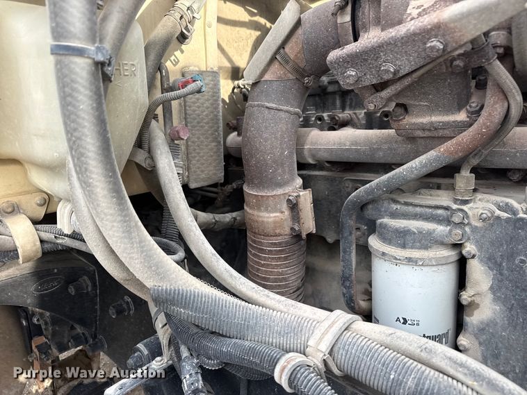 image for item DO8467 2006 Peterbilt 335 crane truck