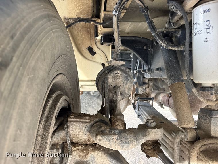 image for item DO8467 2006 Peterbilt 335 crane truck