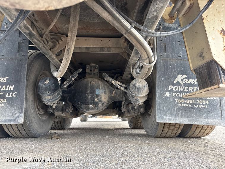 image for item DO8467 2006 Peterbilt 335 crane truck