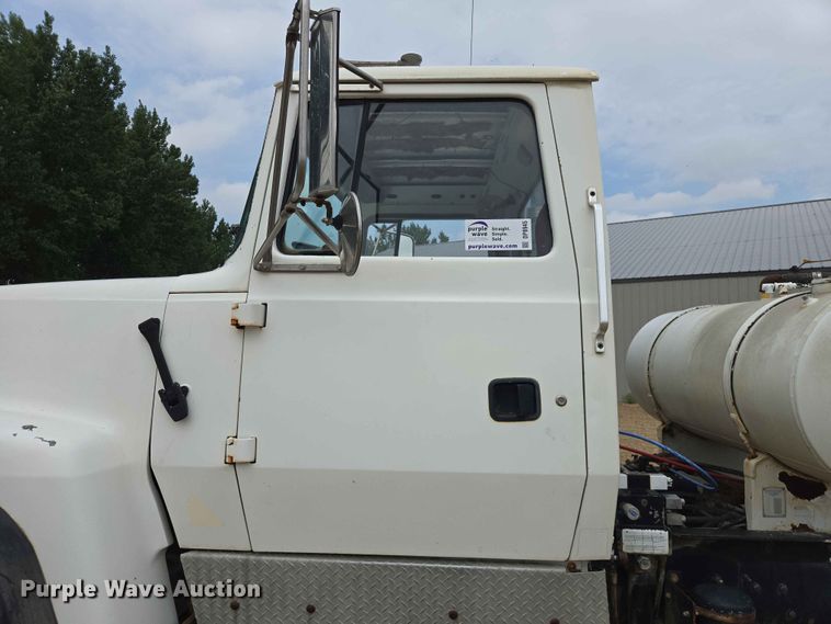 image for item DP8945 1995 Ford LT9000 ready mix truck