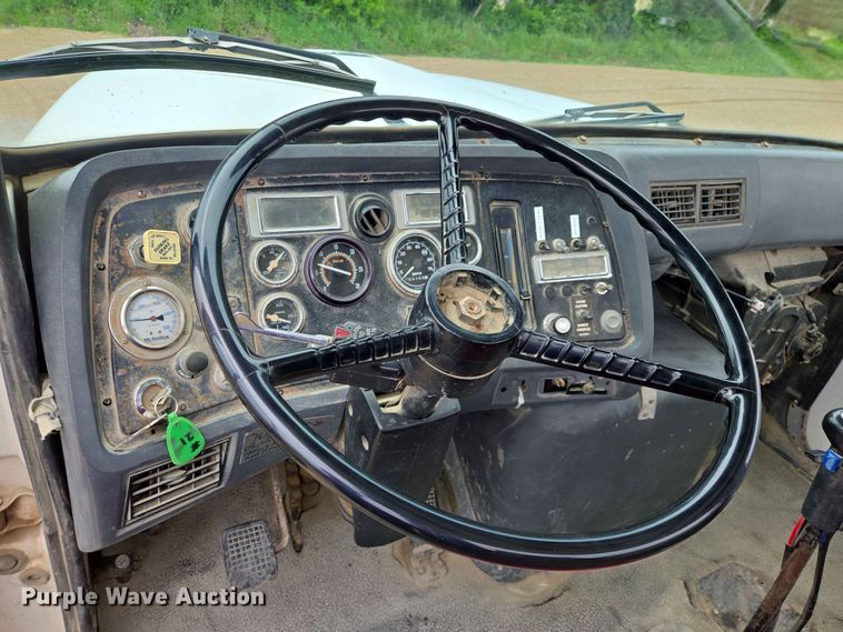 image for item DP8945 1995 Ford LT9000 ready mix truck