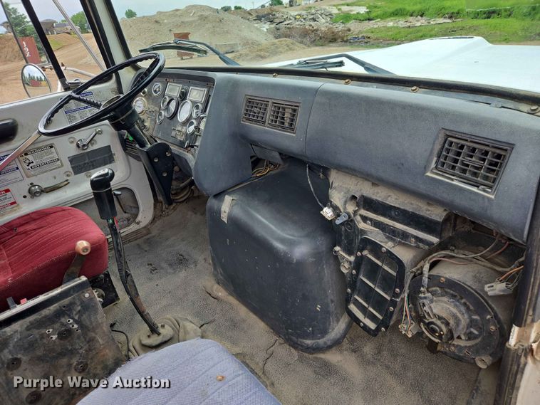 image for item DP8945 1995 Ford LT9000 ready mix truck