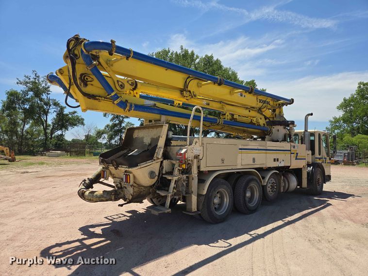 image for item DP8951 2002 Freightliner Condor concrete pump truck