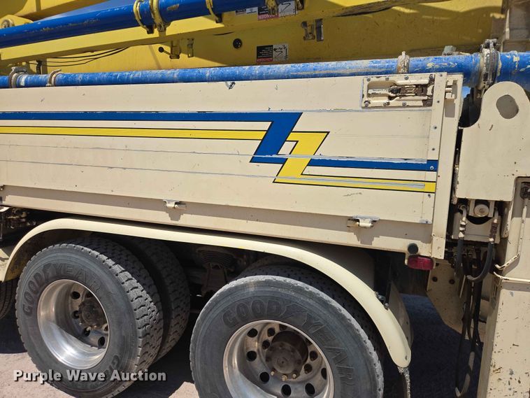 image for item DP8951 2002 Freightliner Condor concrete pump truck