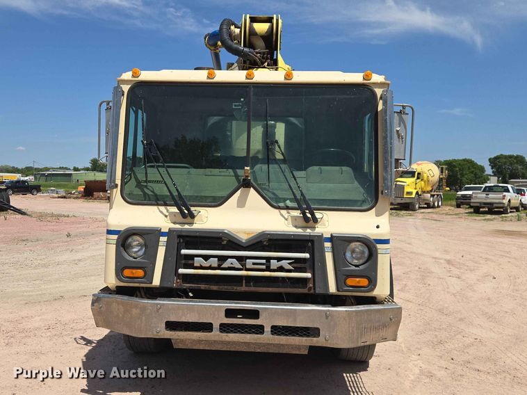 image for item DP8952 2013 Mack MRU 613 concrete pump truck
