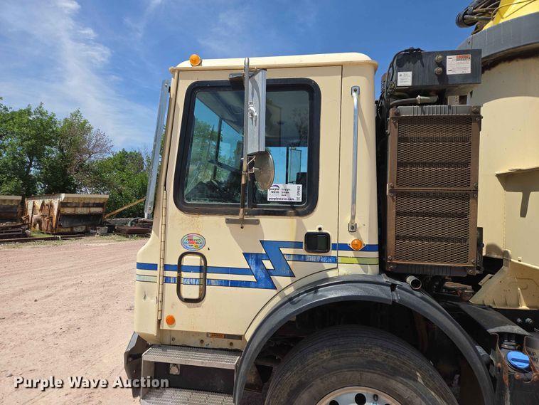 image for item DP8952 2013 Mack MRU 613 concrete pump truck