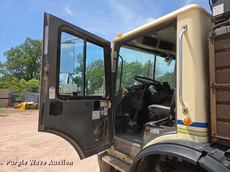 image for item DP8952 2013 Mack MRU 613 concrete pump truck