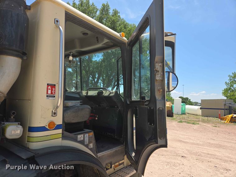 image for item DP8952 2013 Mack MRU 613 concrete pump truck