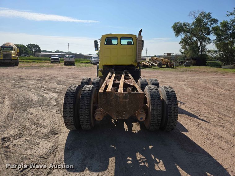 image for item DP8958 1998 Ford truck cab and chassis
