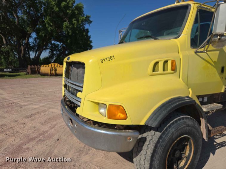 image for item DP8958 1998 Ford truck cab and chassis