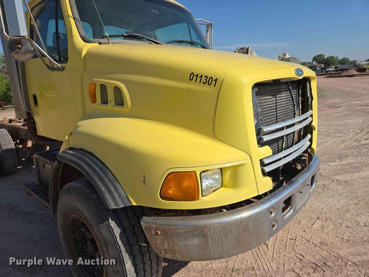image for item DP8958 1998 Ford truck cab and chassis