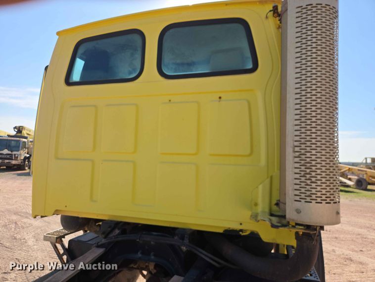 image for item DP8958 1998 Ford truck cab and chassis