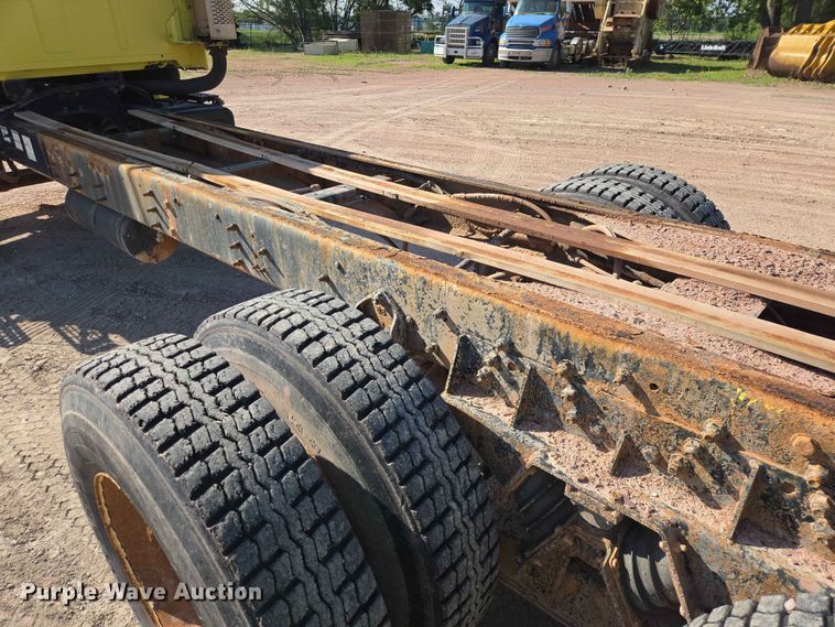 image for item DP8958 1998 Ford truck cab and chassis