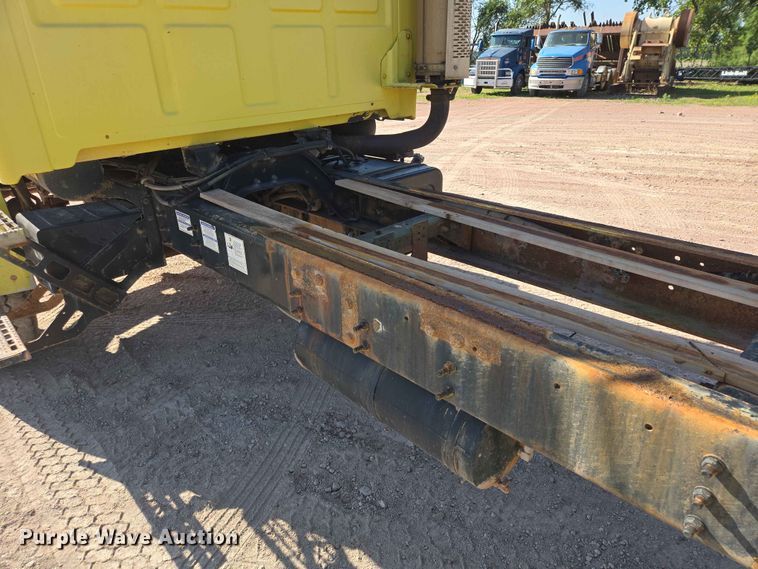 image for item DP8958 1998 Ford truck cab and chassis