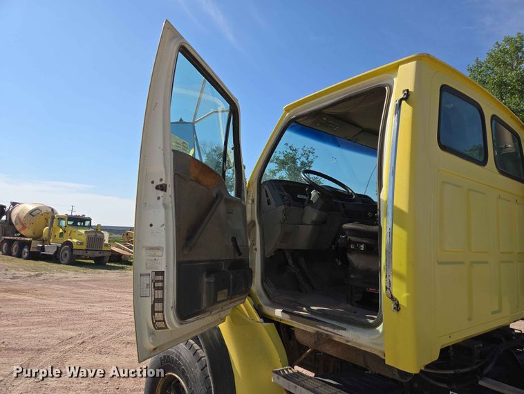 image for item DP8958 1998 Ford truck cab and chassis