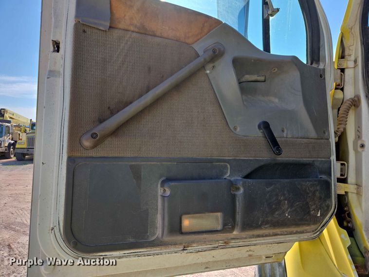 image for item DP8958 1998 Ford truck cab and chassis