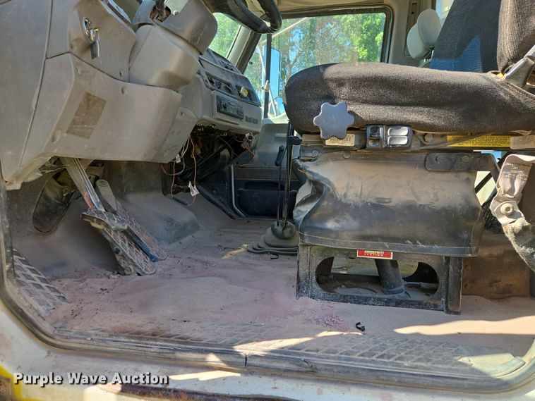 image for item DP8958 1998 Ford truck cab and chassis