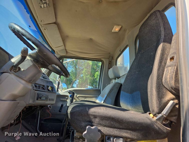 image for item DP8958 1998 Ford truck cab and chassis