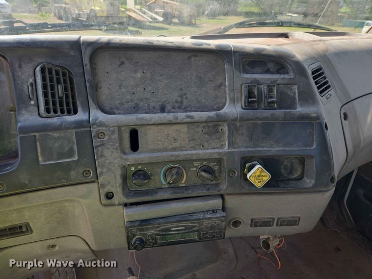 image for item DP8958 1998 Ford truck cab and chassis