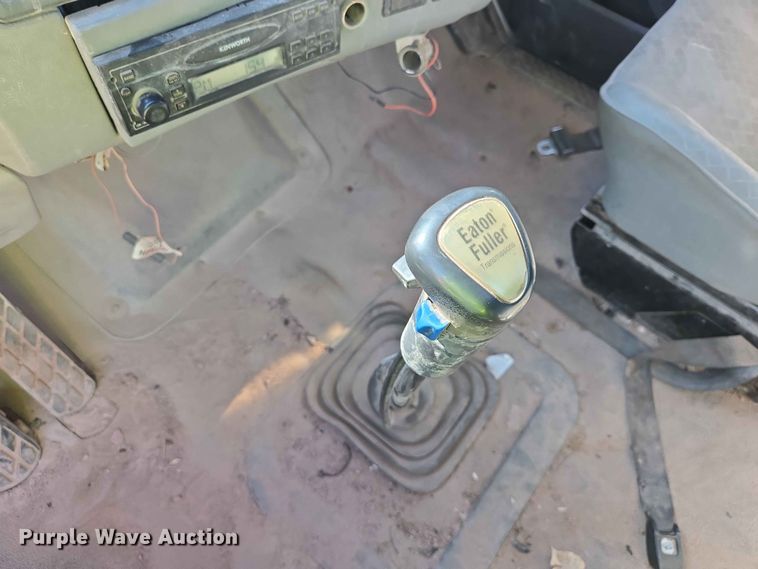 image for item DP8958 1998 Ford truck cab and chassis
