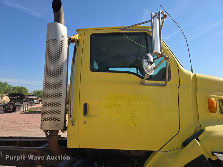 image for item DP8958 1998 Ford truck cab and chassis