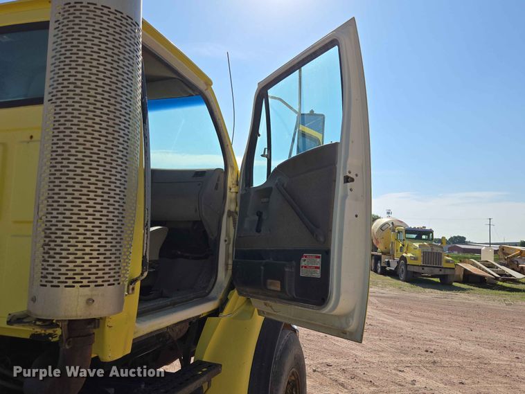 image for item DP8958 1998 Ford truck cab and chassis