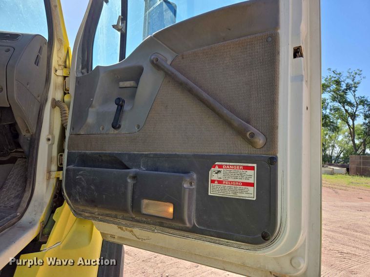 image for item DP8958 1998 Ford truck cab and chassis