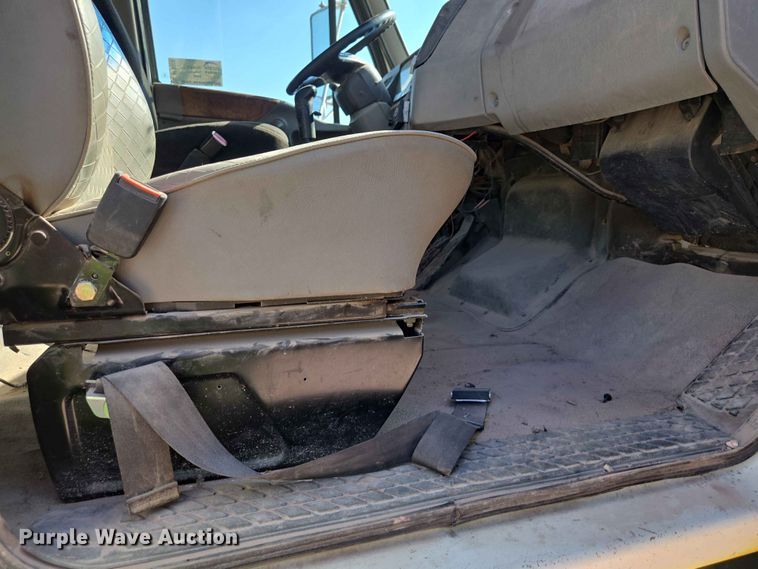 image for item DP8958 1998 Ford truck cab and chassis