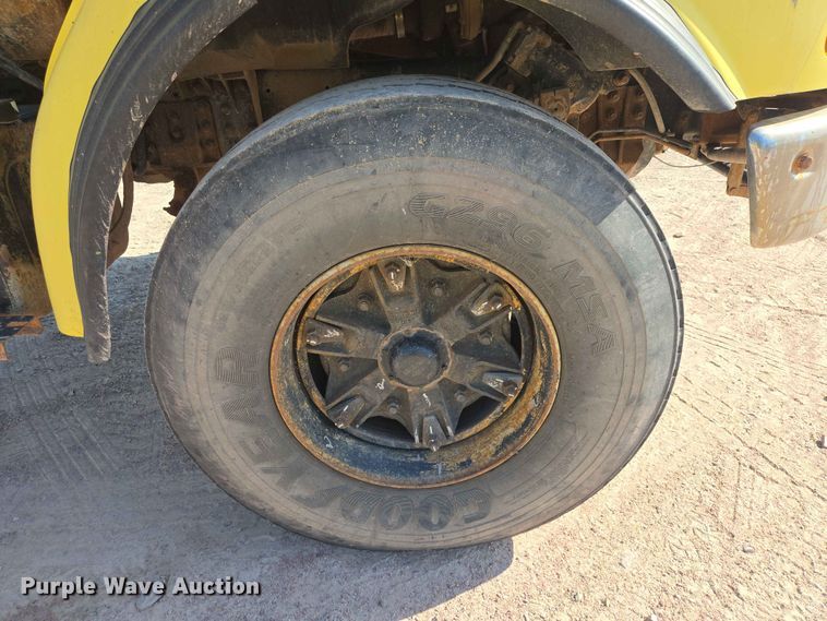 image for item DP8958 1998 Ford truck cab and chassis