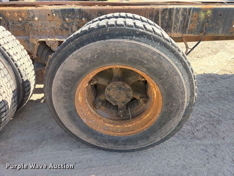 image for item DP8958 1998 Ford truck cab and chassis