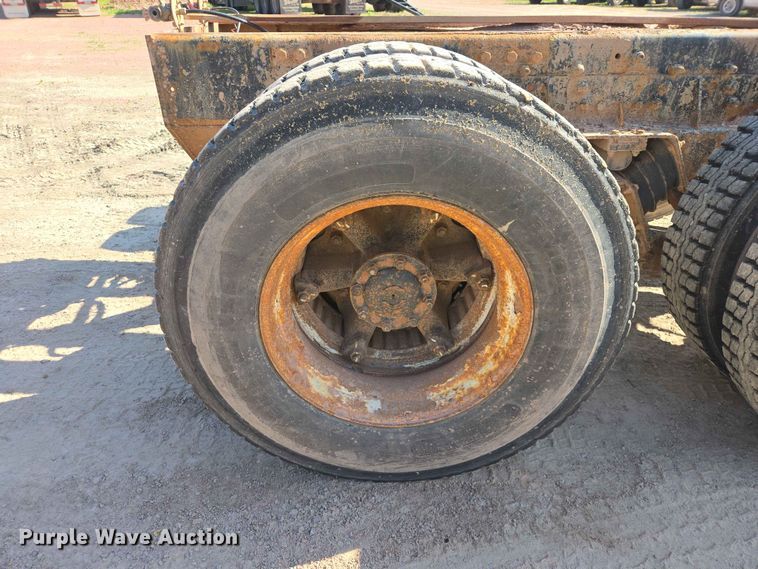 image for item DP8958 1998 Ford truck cab and chassis