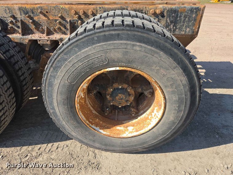 image for item DP8958 1998 Ford truck cab and chassis
