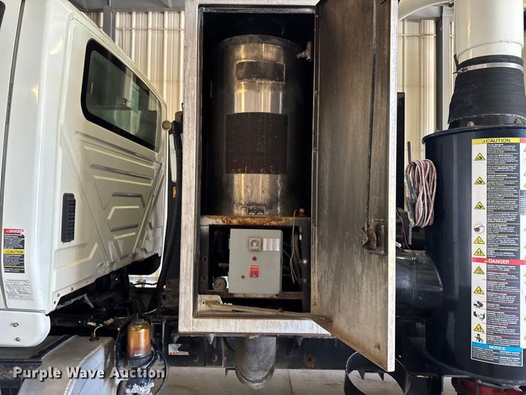 image for item DV2039 2011 International WorkStar 7300 hydrovac truck