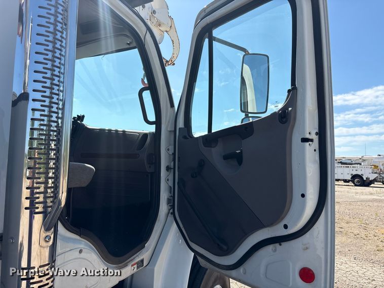 image for item DV8511 2014 Freightliner Business Class M2 digger derrick truck