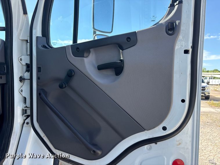 image for item DV8511 2014 Freightliner Business Class M2 digger derrick truck