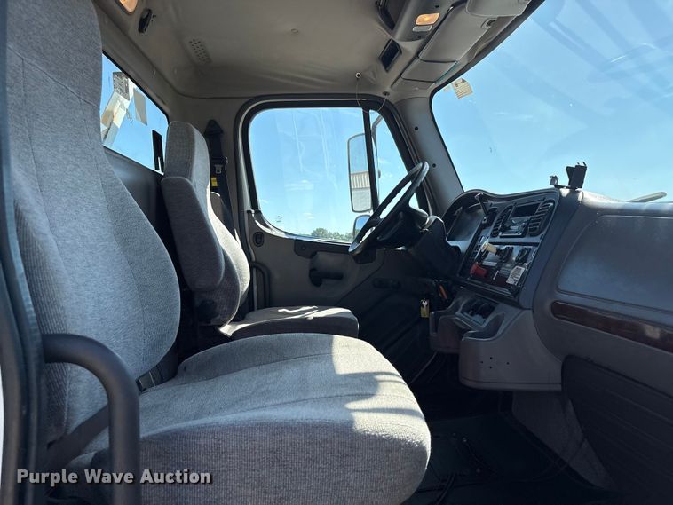 image for item DV8511 2014 Freightliner Business Class M2 digger derrick truck