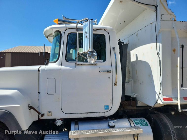 image for item DZ7276 1999 Mack RD688S dump truck