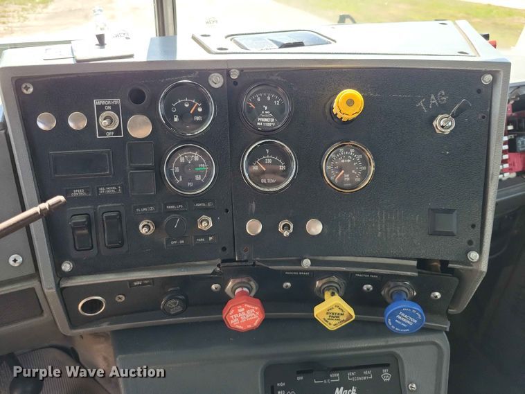 image for item DZ7276 1999 Mack RD688S dump truck