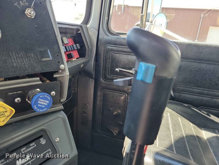 image for item DZ7276 1999 Mack RD688S dump truck