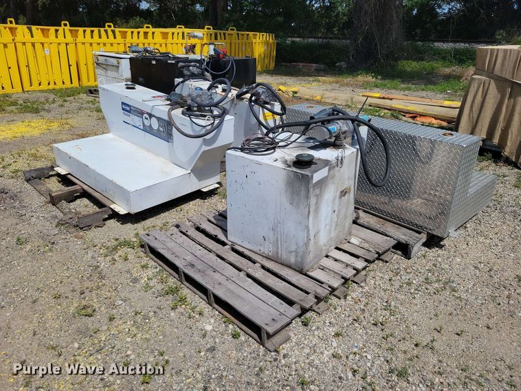 image for item DZ7279 (4) fuel tanks