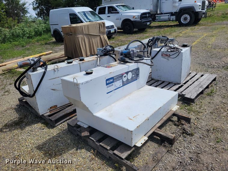 image for item DZ7279 (4) fuel tanks