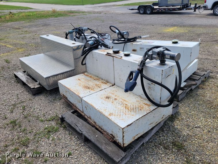 image for item DZ7279 (4) fuel tanks