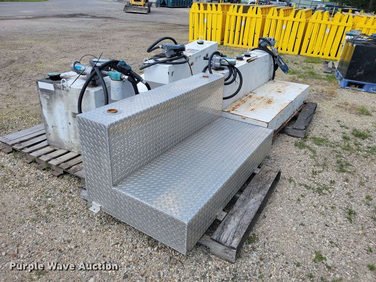 image for item DZ7279 (4) fuel tanks