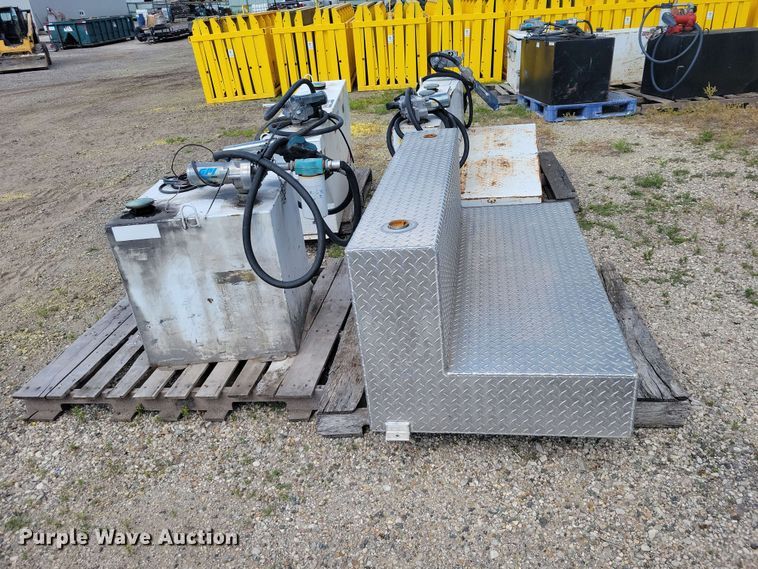 image for item DZ7279 (4) fuel tanks