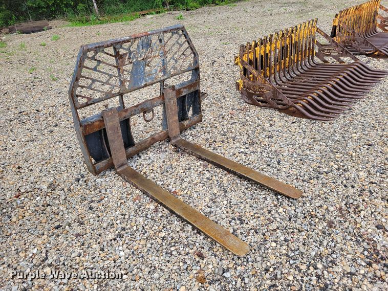 image for item DZ7290 Bradco skid steer forks