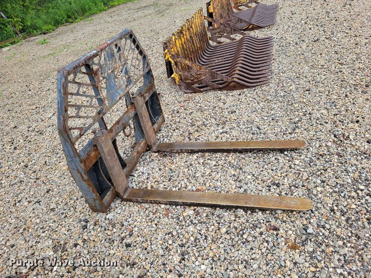 image for item DZ7290 Bradco skid steer forks