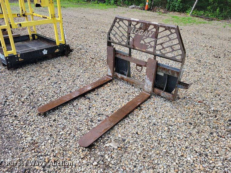 image for item DZ7291 Bradco skid steer forks