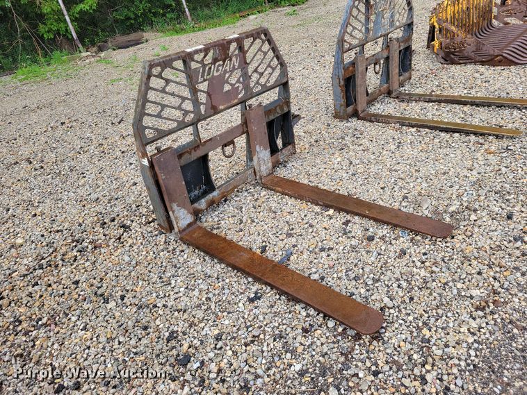 image for item DZ7291 Bradco skid steer forks