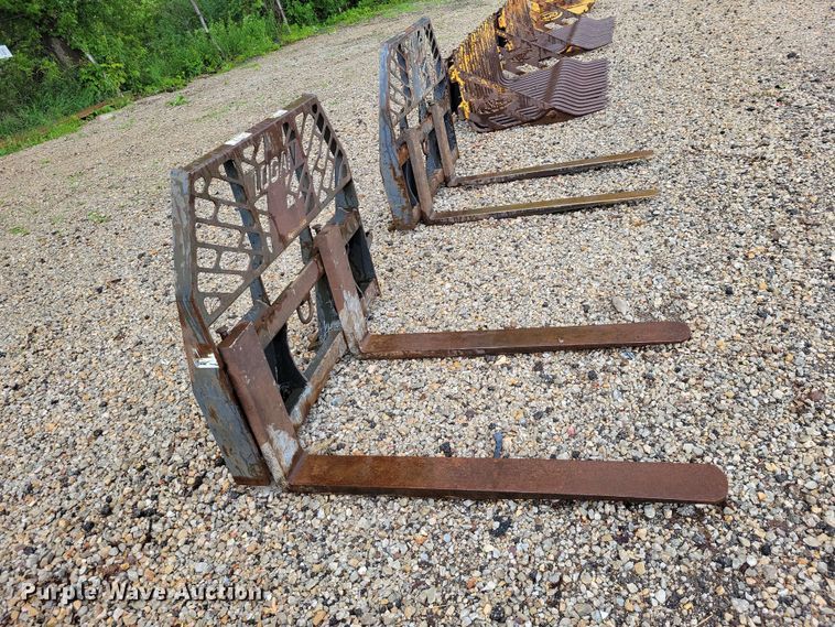 image for item DZ7291 Bradco skid steer forks